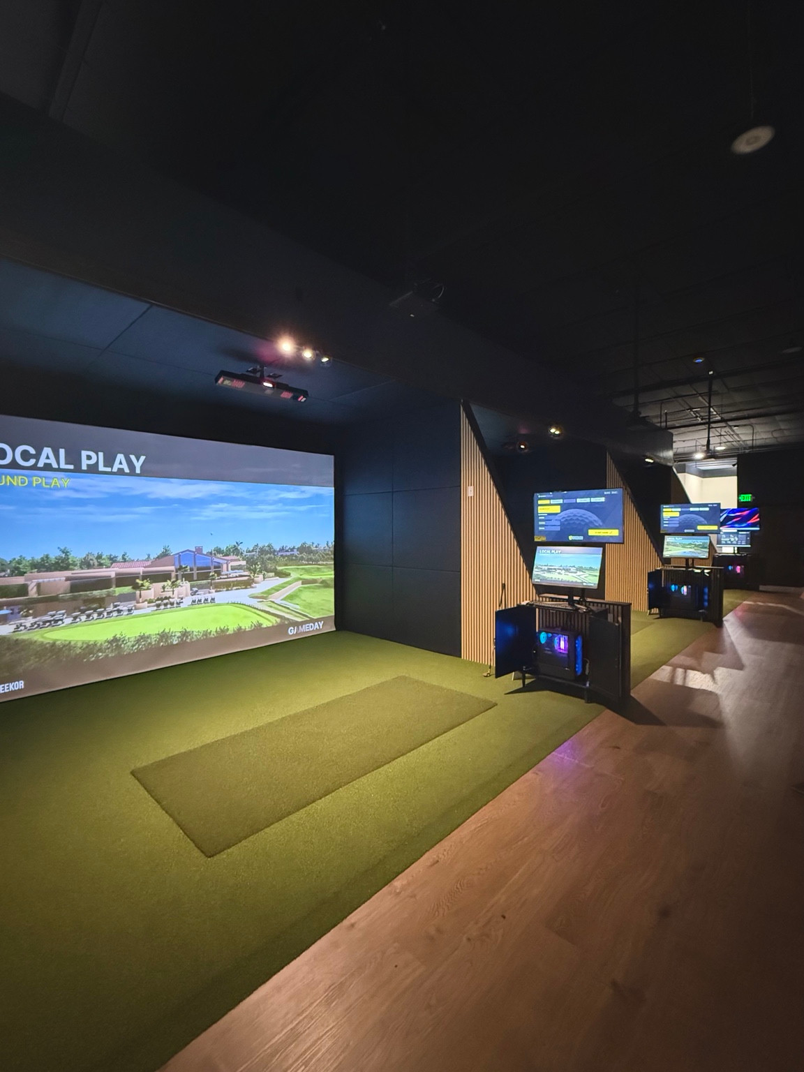 Multi-bay simulator facility